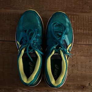 Women’s ASICS GT-2000 running shoe. Size 9.